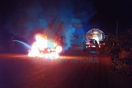Explota y se quema un vehiculo en la Mérida-Tetiz