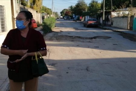 Vecinos de la Melchor Ocampo denuncian calles llenas de baches