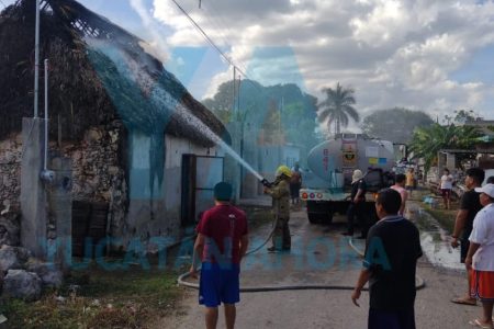 Vecinos ayudan a acabar con el incendio de una casa de paja