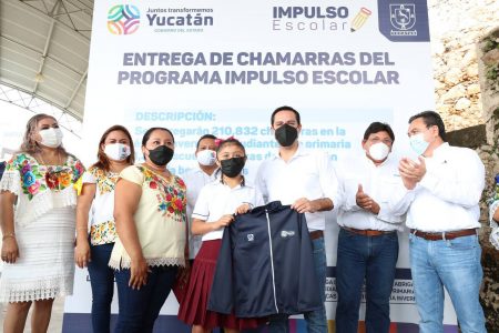 Gobierno del Estado protege del frío a estudiantes del sur de Yucatán con chamarras del programa Impulso Escolar