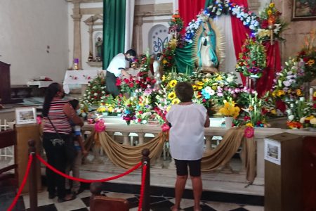 Peregrinos acuden a su cita con la Virgen de Guadalupe