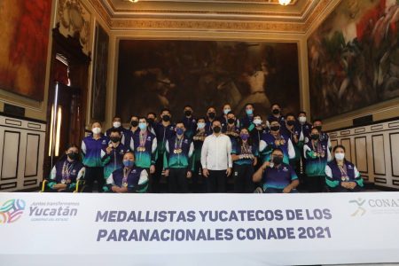 El Gobernador Mauricio Vila Dosal entrega Premio Estatal del Deporte 2021 al triple Corona de Aguas Abiertas, Carlos Franco Cantón