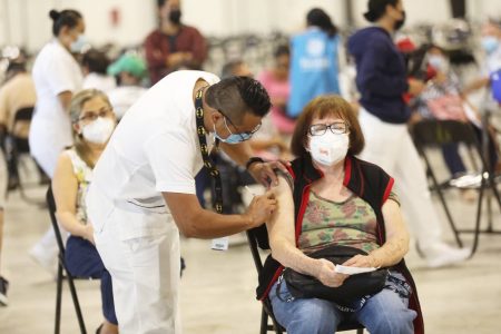 Adultos mayores de 60 años de Mérida empiezan a recibir refuerzo de la vacuna contra el Coronavirus