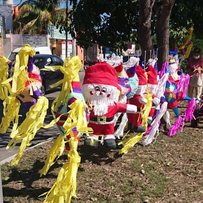 Decenas de piñatas adornan la Avenida Fidel Velázquez, al oriente de la ciudad