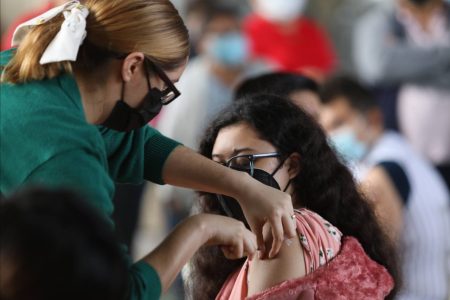 Adolescentes de 15 a 17 años de Mérida empiezan a recibir segunda dosis de la vacuna contra el Coronavirus