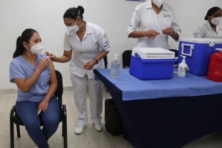 Personal de salud de hospitales públicos y de los privados que atienden área Covid recibirán vacuna de refuerzo contra el Coronavirus