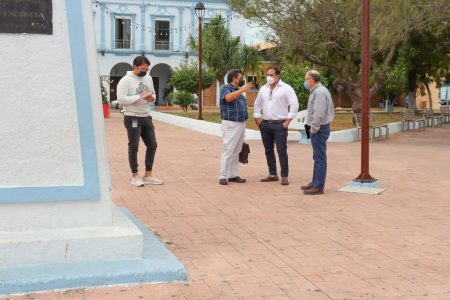 Julián Zacarías Curi recorre parque independencia para valorar las instalaciones.