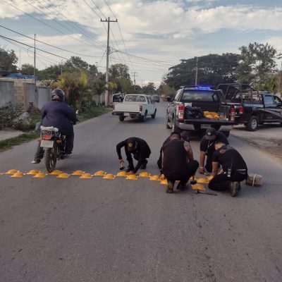 Se colocan reductores de velocidad en calles de Kanasín