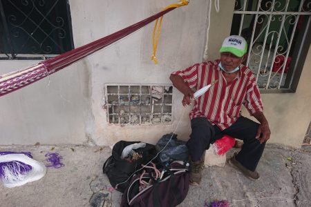 Don Clemente, lleva 40 años reparando hamacas en una esquina de la Salvador Alvarado Oriente