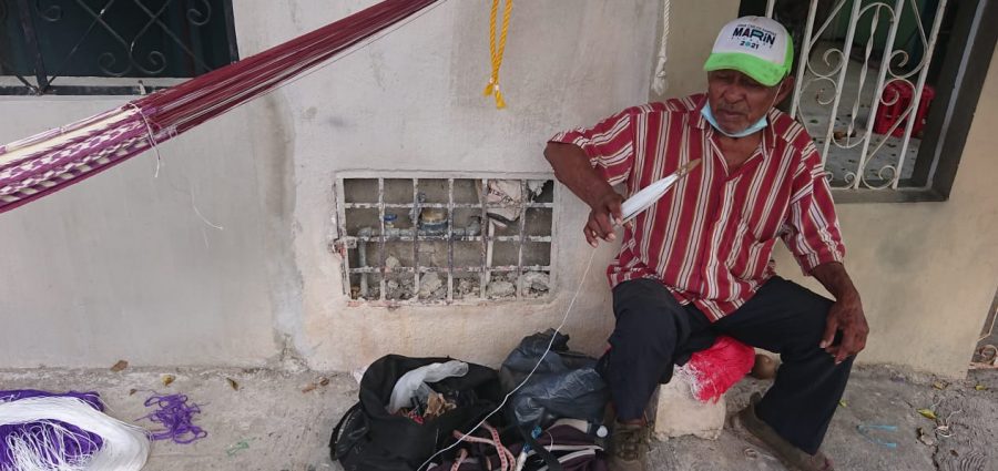Don Clemente, lleva 40 años reparando hamacas en una esquina de la Salvador  Alvarado Oriente – Yucatan Ahora