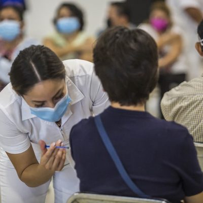 Vacunan a personal educativo en el Centro de Convenciones Siglo XXI