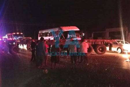 Autobús se estrella contra remolque en Kanasín