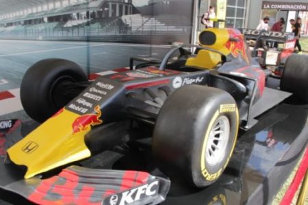 Grupo Nicxa trae a Mérida el auto réplica del piloto de Fórmula 1, Sergio “EL Checo” Pérez.
