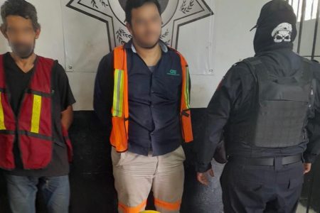 Policía de Kanasín detiene a dos impostores de trabajadores de la CFE