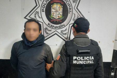 Elementos de la Policía Municipal de Kanasín detuvieron a Ángel Isaac C.R., de 29 años de edad, acusado de robo con violencia con arma blanca a un comercio ubicado en el Fraccionamiento Vivah en Kanasín.
