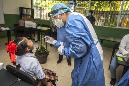 Continua aplicación aleatoria de pruebas para detectar Coronavirus en escuelas y universidades públicas de Yucatán