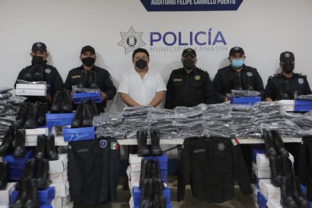Policías y paramédicos de Kanasín reciben nuevos uniformes y equipos