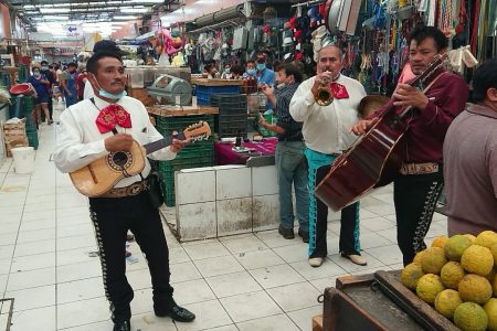 Mariachi ameniza el ambiente en el Mercado Lucas de Gálvez