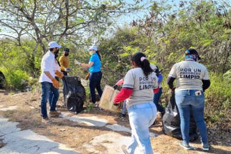 Suman esfuerzos para limpiar playas y manglares