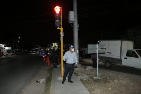 Instalan nuevos semáforos en el centro de Kanasín