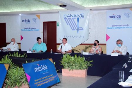 Empresarios de la CANAIVE, Delegación Yucatán, presentan al alcalde Renán Barrera proyectos importantes para el desarrollo del sector