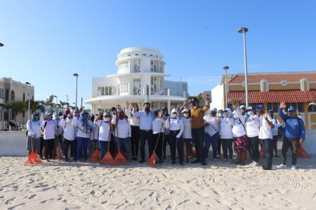 Julián Zacarías Curi visita al equipo de limpieza de playas