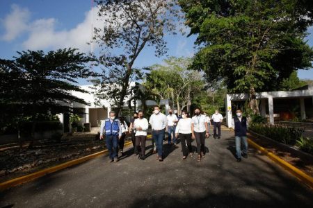 El Alcalde Renán Barrera supervisó la reconstrucción de calles internas del CICY, como parte del apoyo a instituciones educativas.