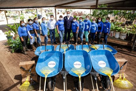El Alcalde Renán Barrera entrega herramientas a mujeres del Vivero Municipal para mejorar el cuidado de plantas y árboles que embellecen la ciudad