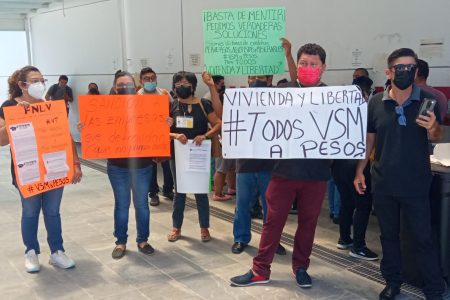 Derechohabientes del Infonavit protestan por cobros indebidos