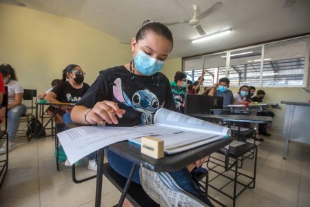 Cerca de 6 mil alumnos presentan examen de ingreso a secundarias públicas con sobredemanda