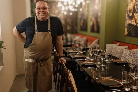 El Chef yucateco Pedro Evia abre su primer proyecto gastronómico en España: Q78, un espacio donde se une la cultura y los sabores mexicanos.