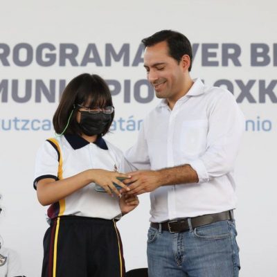 El Gobernador Mauricio Vila Dosal entregó lentes gratuitos a niñas, niños y adolescentes de Yucatán para garantizar un mejor desempeño escolar