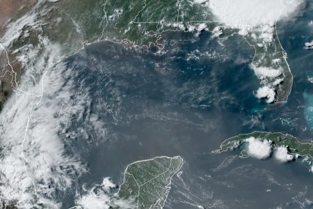 Se incrementa a 50 por ciento formación de tormenta tropical al sur-este de Yucatán
