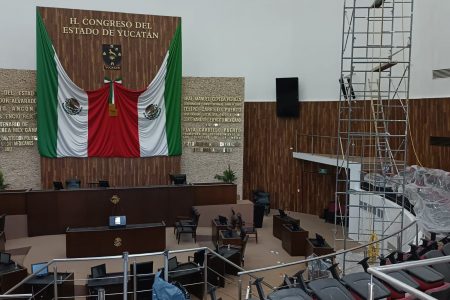 Labores de resane y pintura en el salón del pleno del Congreso de Yucatán