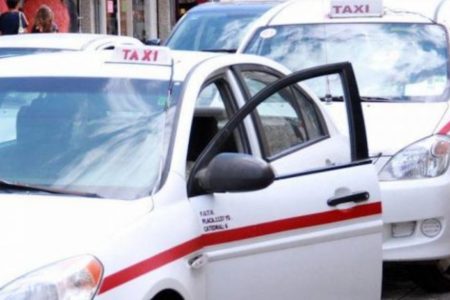 Buscan ofrecer servicio de taxis con automóviles eléctricos