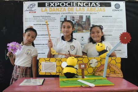 <em>Alumnas de Oxkutzcab destacan en concursos de ciencia estatales, nacionales e internacionales</em>