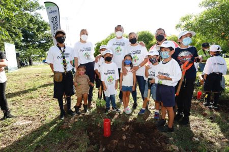 Acompañado de voluntarios de la iniciativa privada y asociaciones civiles, el Alcalde Renán Barrera participó en la Cruzada Forestal en el Poniente de la ciudad.