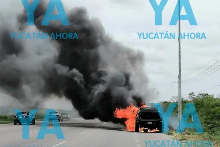 Se quema camioneta en la carretera Mérida-Progreso