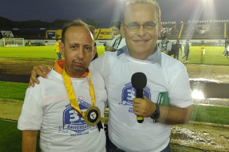 El periodista deportivo Alejandro Torre recibe reconocimiento de los Venados