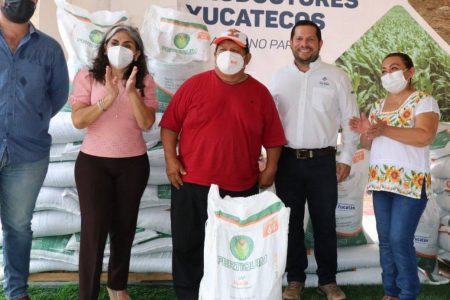 Productores agrícolas de Chankom, Espita y Santa Elena, reciben apoyo de fertilizantes para impulsar sus unidades
