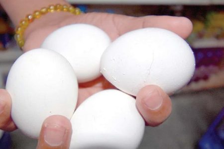 Alza al precio del huevo afecta a comerciantes