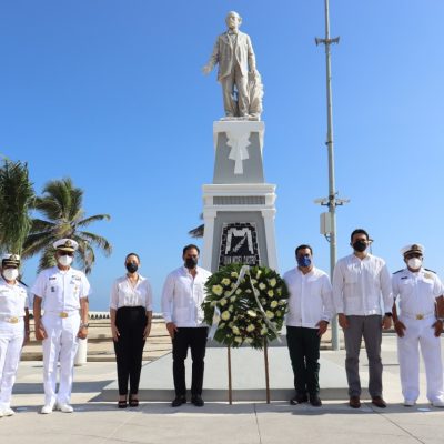 Acompañado del director de CULTUR, Mauricio Díaz Montalvo, depositó una ofrenda floral a los pies del monumento a Juan Miguel Castro Martín, fundador de Progreso. 