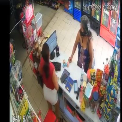 Captan a mujer robando dulces en una tienda del Fraccionamiento Piedra de Agua