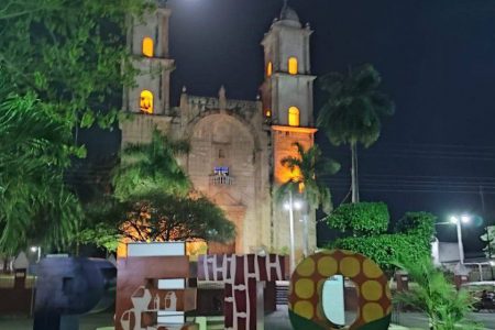 Con nueva iluminación, se resalta la belleza arquitectónica de la iglesia de Nuestra Señora de la Asunción del municipio de Peto