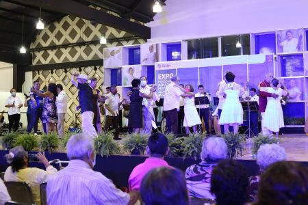 Con danzón, DIF Yucatán celebró a las personas adultas mayores