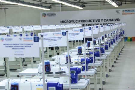 Productores de la CANAIVE reciben del Gobernador Mauricio Vila Dosal equipo de última generación.Con tecnología dinamizarán la producción de prendas y serán más competitivos