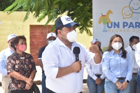 Edwin Bojórquez abandera inicio de trabajos de rehabilitación en el parque de Santa Isabel, Kanasín