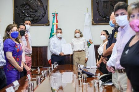 El Secretario Municipal, Alejandro Ruz Castro recibe la propuesta actualizada del Reglamento para la Protección de la Fauna en el Municipio de Mérida