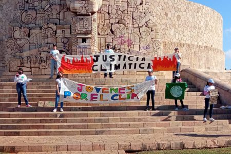 JÓVENES YUCATECOS SE MANIFIESTAN Y PIDEN ACCIONES CONTRA EL CAMBIO CLIMÁTICO