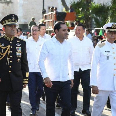 Encabeza el Gobernador Mauricio Vila Dosal, el desfile cívico-militar del 16 de septiembre